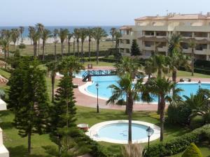 una vista aérea de un complejo con piscina y palmeras en Ap-to Frente al Mar VillaRomana en Roquetas de Mar