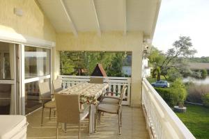 En balkon eller terrasse på Sunny Beach Villa