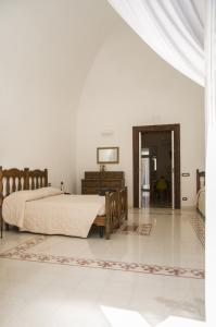 um quarto com uma cama e uma cómoda em Palazzo Italia Apartments em Bari