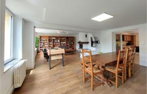 uma cozinha e sala de jantar com mesa e cadeiras em Beautiful Home In Boult-aux-bois With Wifi em Boult-aux-Bois
