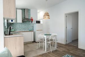 A cozinha ou cozinha compacta de Casa das Andorinhas mais 17 fotos
