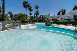 Fotografie z fotogalerie ubytování Stunning 4-Bedroom Townhouse with Breathtaking Views in Marbella v destinaci Marbella