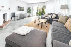 Fotografie z fotogalerie ubytování Stunning 4-Bedroom Townhouse with Breathtaking Views in Marbella v destinaci Marbella