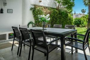 Fotografie z fotogalerie ubytování Stunning 4-Bedroom Townhouse with Breathtaking Views in Marbella v destinaci Marbella