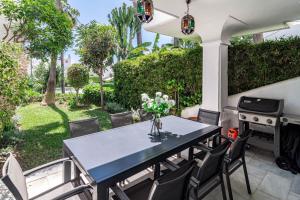 Fotografie z fotogalerie ubytování Stunning 4-Bedroom Townhouse with Breathtaking Views in Marbella v destinaci Marbella