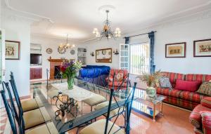 sala de estar con mesa de cristal en Amazing Home In Aguilar De La Frontera With Wifi, en Aguilar de la Frontera