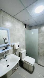 een badkamer met een wit toilet en een wastafel bij Lulua luxury camp in Disah