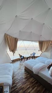 um quarto com 2 camas e vista para o oceano em Lulua luxury camp em Disah