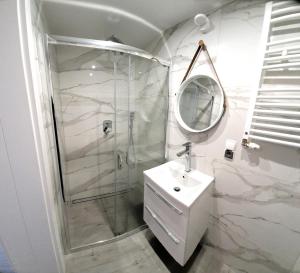 ウストカにあるViatorのバスルーム(シャワー、シンク、鏡付)