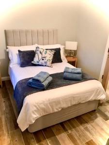1 dormitorio con 1 cama con 2 almohadas en Cosy Nook Cottage Kesh en Kesh