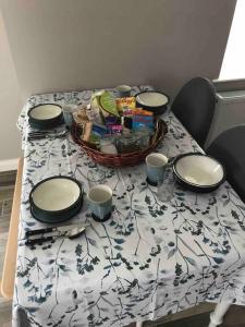 uma mesa com um cesto de comida em cima em Cosy Nook Cottage Kesh em Kesh