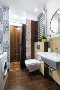 bagno con lavandino e lavatrice di Friendhouse Apartments Starovislna a Cracovia