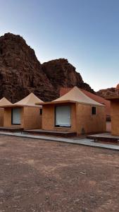 a building with umbrellas in front of a mountain at Lulua luxury camp in Disah
