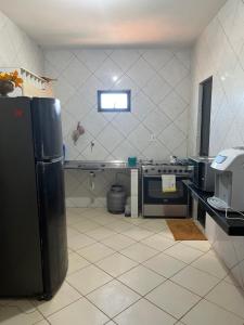 Il comprend une cuisine équipée d'une cuisinière et d'un réfrigérateur. dans l'établissement Hospedagem da Cleidiane, à Icapuí