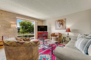 uma sala de estar com um sofá e uma televisão em Casa Feliz em Scottsdale