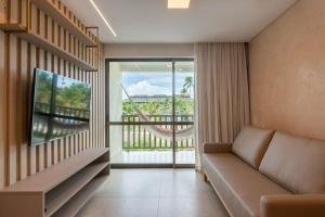 salon z kanapą i dużym oknem w obiekcie resort Beach Class Resort Muro Alto 3203 w mieście Porto de Galinhas