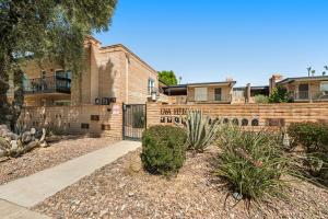 uma casa com uma cerca e plantas num quintal em Casa Feliz em Scottsdale