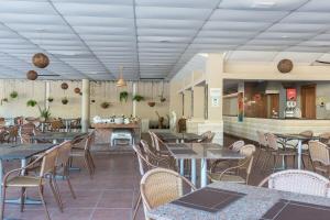 restauracja ze stołami i krzesłami oraz kuchnią w obiekcie resort Beach Class Resort Muro Alto 3203 w mieście Porto de Galinhas