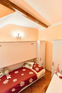 um pequeno quarto com uma cama num quarto em La Scalinatella em Rivisondoli