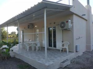 d'une terrasse avec une table et des chaises. dans l'établissement Εξοχική Κατοικία - Αγιόκαμπος, à Loutra Edipsou