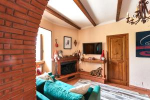 a living room with a blue couch and a fireplace at La Scalinatella in Rivisondoli