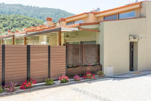 Το κτήριο όπου στεγάζεται  η παραθεριστική κατοικία