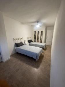 - une chambre avec 2 lits dans l'établissement Precioso duplex y espacioso en la playa de Gandía, à Playa de Gandia