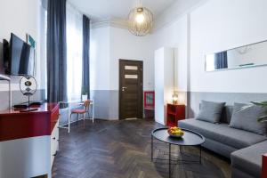 sala de estar con sofá y mesa en Friendhouse Apartments Starovislna, en Cracovia