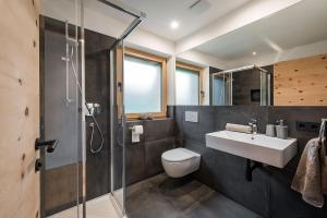 y baño con aseo, lavabo y ducha. en HAUSERHOF CHALET in Villanders - moderne Wohnungen mit 2 Badezimmer und 2 Schlafzimmer, en Villandro
