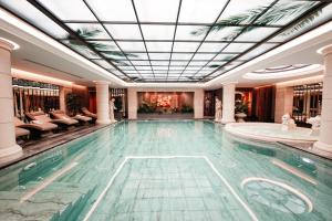 Bazén v ubytování Xheko Imperial Luxury Hotel & SPA nebo v jeho okolí