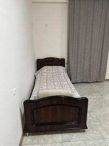 uma cama sentada num canto de um quarto em Merys food corner & Hotel em Yeghegnadzor