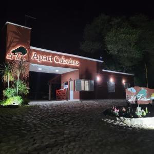 um edifício com uma placa que lê galerias de arte à noite em Apart Cabañas El Tala em Bialet Massé