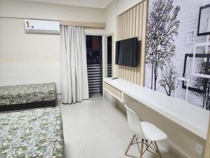 卡达斯诺瓦斯Spazzio Di Roma e parque Acqua Park-Splash的酒店客房设有前台和椅子。 更多30张照片
