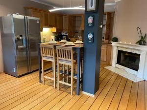 ครัวหรือมุมครัวของ Lovely condo with fireplace & parking@city center