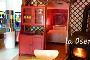 une armoire rouge dans une chambre avec un lit dans l'établissement zentralclub La Osera visionando la naturaleza, à Santiago del Hermo
