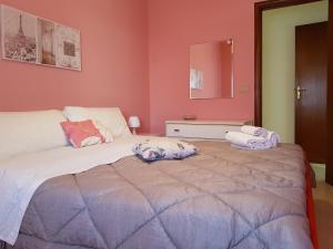 a bedroom with a bed with a pillow on the floor at La Maison di Arya in Riposto