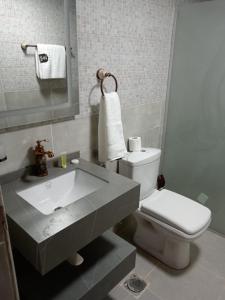 Disah的住宿－Lulua luxury camp，一间带水槽、卫生间和镜子的浴室