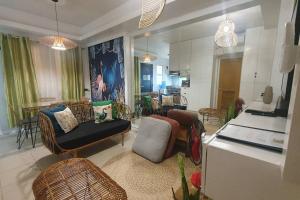 uma sala de estar com um sofá e uma cadeira em Tropical Escape at Cedar Crest em Manila