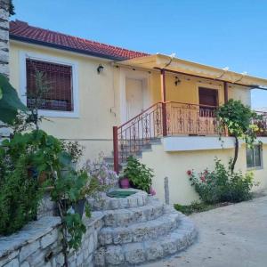 uma casa com uma escada que leva a uma varanda em Xhumba Guesthouse 