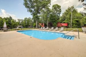 una piscina con sedie e un parco giochi di Lake Cumberland Resort Cabin with Community Perks! a Burnside