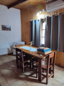 una mesa de comedor y sillas en una habitación en Cabañas Nativa en Montecarlo
