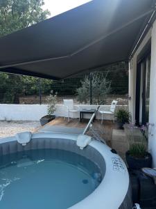 Φωτογραφία από το άλμπουμ του Maisonnette 32m2 climatisé avec jacuzzi au calme. σε Trans-en-Provence