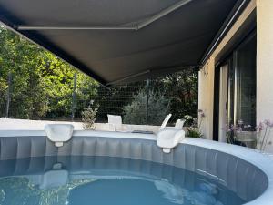 Φωτογραφία από το άλμπουμ του Maisonnette 32m2 climatisé avec jacuzzi au calme. σε Trans-en-Provence