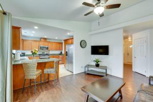 cocina y sala de estar con mesa y sillas en Pet-Friendly Medford Vacation Rental with Yard! en Medford