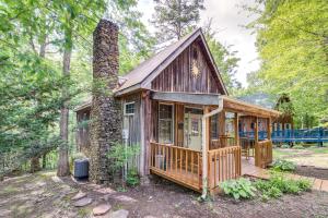 una cabina nel bosco con un camino in pietra di Lake Cumberland Resort Cabin with Community Perks! a Burnside