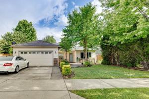 un coche blanco estacionado frente a una casa en Pet-Friendly Medford Vacation Rental with Yard!, en Medford