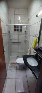 uma casa de banho com um lavatório e um WC em Casa de Avó!! Agradável e aconchegante em Uberaba