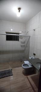 a bathroom with a toilet and a sink at Casa de Boneca aconchegante in Uberaba