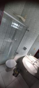 uma casa de banho com 2 lavatórios e um WC em Casa Lá Vita em Uberaba