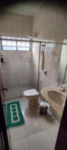 uma casa de banho com um WC e um lavatório em Casa Lá Vita em Uberaba